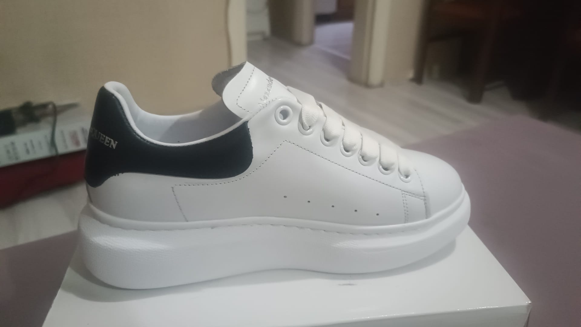Beyaz Alexander McQueen